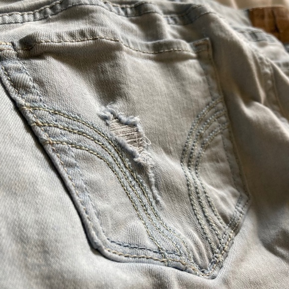 Hollister Distressed Light Washed Strait leg jeans - Picture 3 of 5